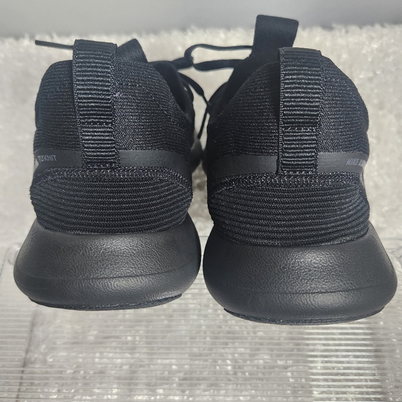 Nike Black Athletic Shoes with Sleek Design - Picture 5 of 10